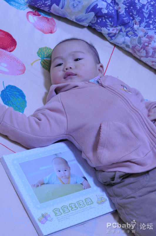 看看兒子和照片書的合照吧，這下你們就知道相冊有多大了